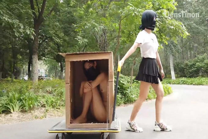 北京天使DensTinon 有声音版! 狗箱Nude in the park-Box