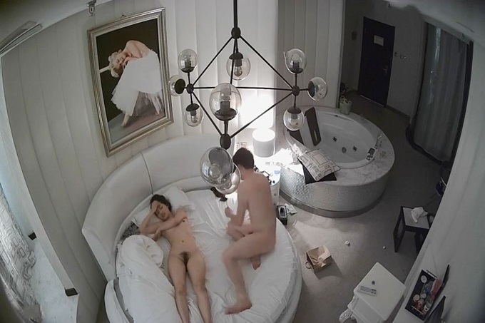 奥村-高挑漂亮的气质大美女酒店和网友见面洗澡时被男各种干的喊救命,又在床上连操2次大叫
